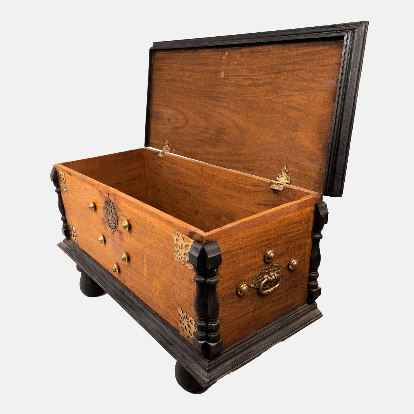 Srilankan chest